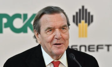 Герхард Шредер останува претседател на Одборот на директори на „Розњефт“