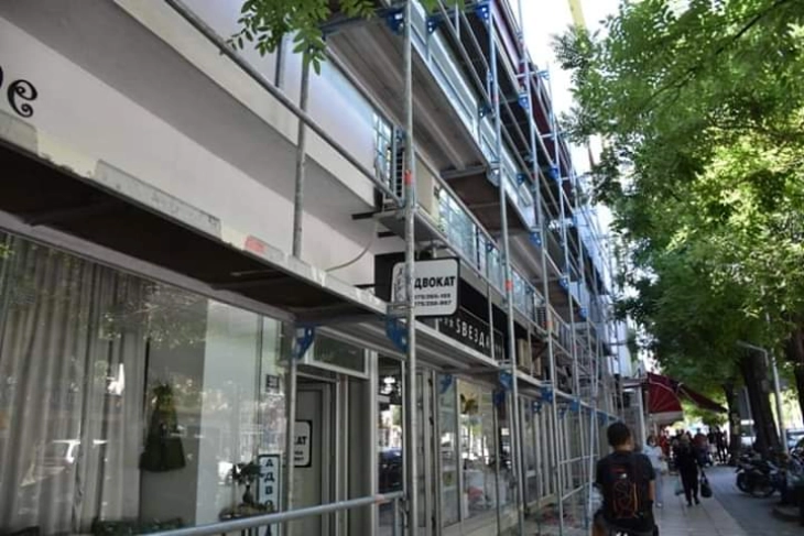 Се обновуваат фасадите на зградите во центарот на Кавадарци