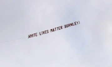На дуелот Сити – Барнли, авион прелета над стадионот со транспарент: Белите животи се важни