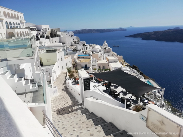 МИА на Санторини: Грчкиот остров мирен и празен, но подготвен за туристи (прв дел)