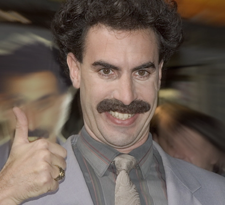 Саша Барон Коен упаднал маскиран на десничарски собир (видео)