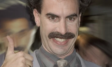 Саша Барон Коен упаднал маскиран на десничарски собир (видео)