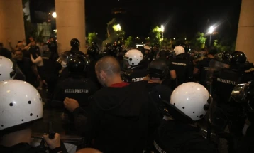Се зголемува бројот на демонстранти пред српското Собрание