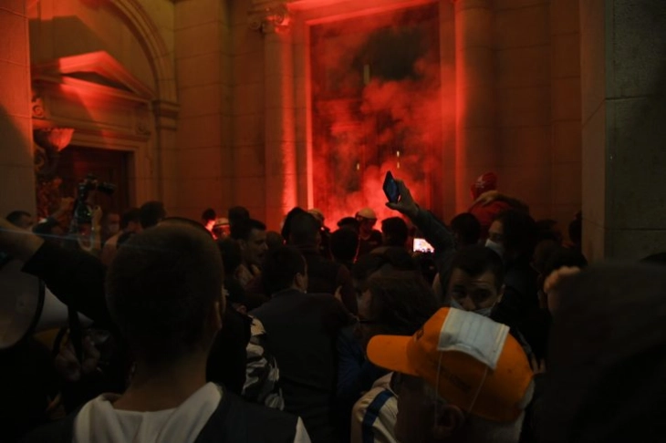 Насилни демонстрации во Белград (видео)