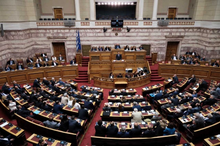 Грчкиот Парламент го усвои законот за собири, инциденти пред законодавниот дом