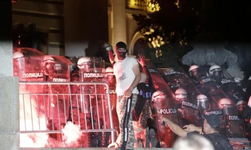 Демонстрантите ја нападнаа полицијата во Белград, употребен и солзавец