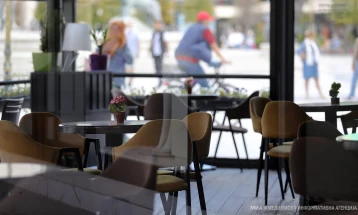 Се укинува забраната во ресторани и кафулиња да седат само двајца на иста маса