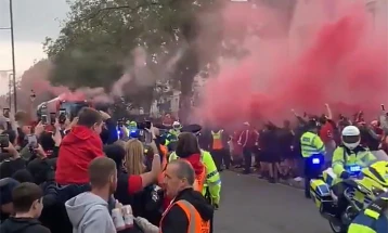 Навивачите на Ливерпул ја прекршија забраната за собири и организираа пречек за тимот (видео)