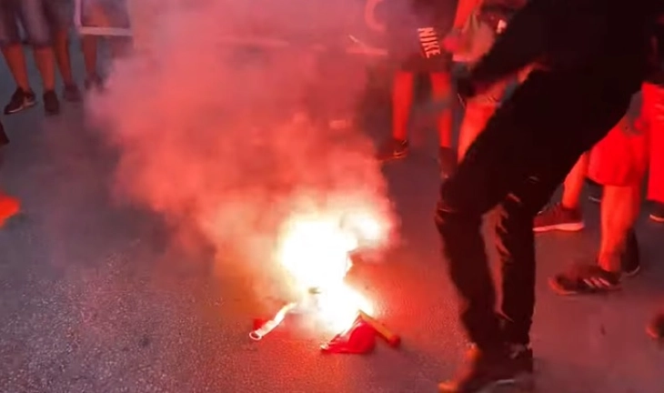 На протест во Солун запалено турското знаме, реакција од Турција и категорична осуда од грчкото МНР