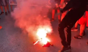 На протест во Солун запалено турското знаме, реакција од Турција и категорична осуда од грчкото МНР