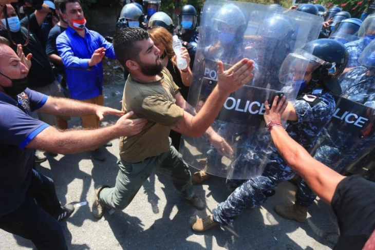 Во Бејрут демонстранти упаднаа во Министерството за надворешни работи