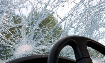 Во сообраќајна несреќа на две возила на патот Чашка - Голозинци повредени седум лица, од кои две деца