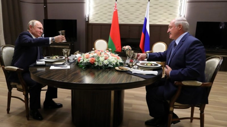 Путин го извести Лукашенко за разговорите со Меркел и Макрон