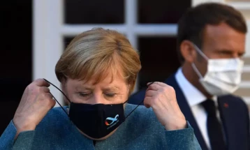 Макрон и Меркел разговараа за кризите што ја потресуваат Европа