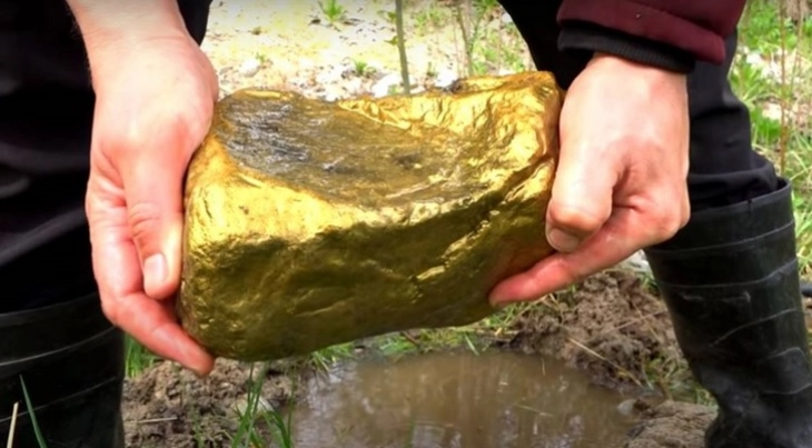 Австралијци пронајдоа две грутки злато вредни речиси 200.000 евра