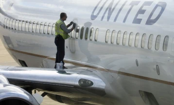 „Јунајтед ерлајнс“ праќа 2.850 пилоти на принуден одмор