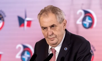Чешкиот претседател ја скрши раката, стабилен по операцијата