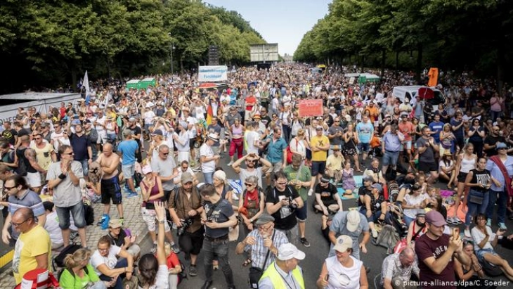 Собир на противници на епидемиските мерки во Берлин