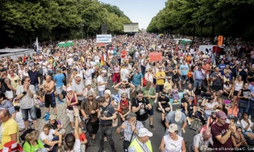 Собир на противници на епидемиските мерки во Берлин