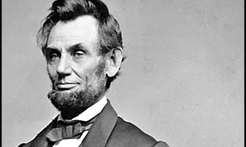 Прамен од косата на Абрахам Линколн продаден за над 81.000 долари