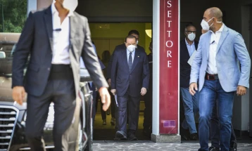 Берлускони пуштен од болница каде се лекуваше од коронавирус  