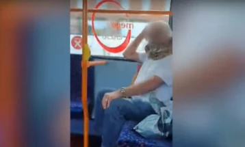 Англичанец носел змија како маска во автобус (видео)
