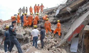 Најмалку десетмина загинати при уривање зграда во Индија
