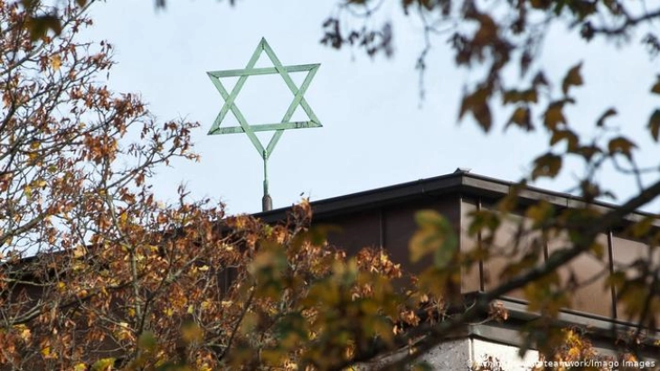 Студент Евреин нападнат пред синагога во Хамбург