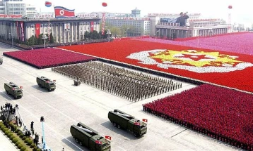 Северна Кореја со воена парада ја одбележа годишнината на владејачката Работничка партија  