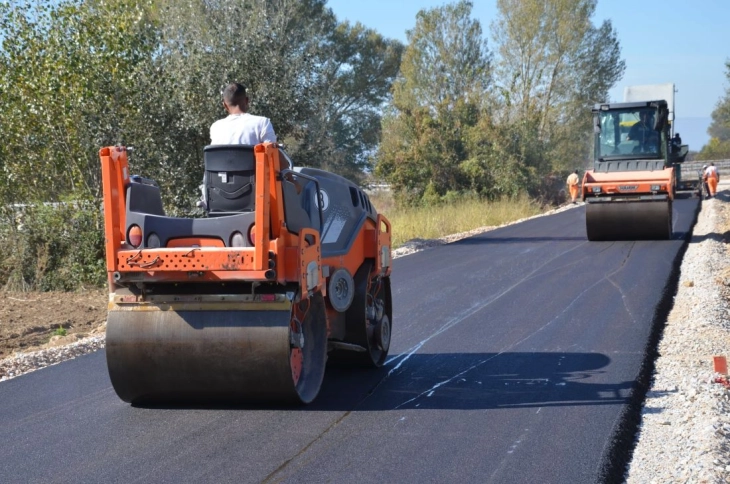 Почна да се асфалтира патот меѓу селата Бориево и Колешино