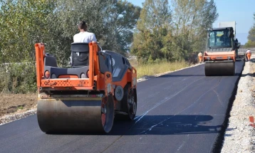 Почна да се асфалтира патот меѓу селата Бориево и Колешино