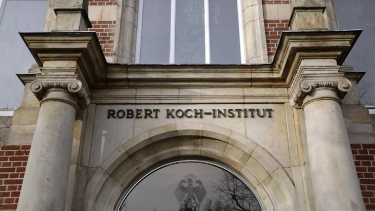 Фрлен молотов коктел на Институтот „Роберт Кох“ во Берлин