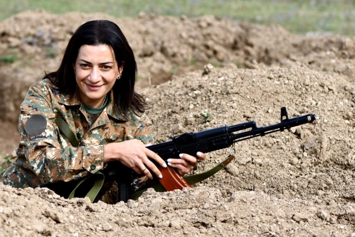 Сопругата на ерменскиот премиер посетува воена обука, ќе оди на фронт   