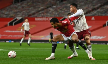 Манчестер јунајтед упати само еден удар кон голот на Арсенал во првото полувреме