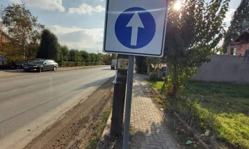 Поставени сообраќајни знаци на четири крстосници во Росоман 