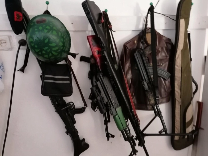 Пронајдена голема количина оружје и муниција во Кичевско, приведени две лица