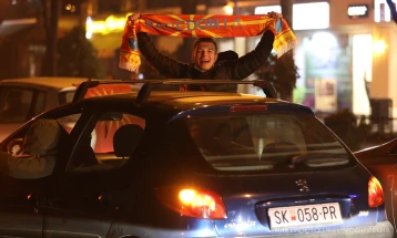 Граѓаните го прославуваат историскиот успех на македонската фудбалска репрезентација