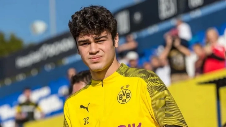 Реjна го продолжи договорот со Борусија Дортмунд до 2024 година