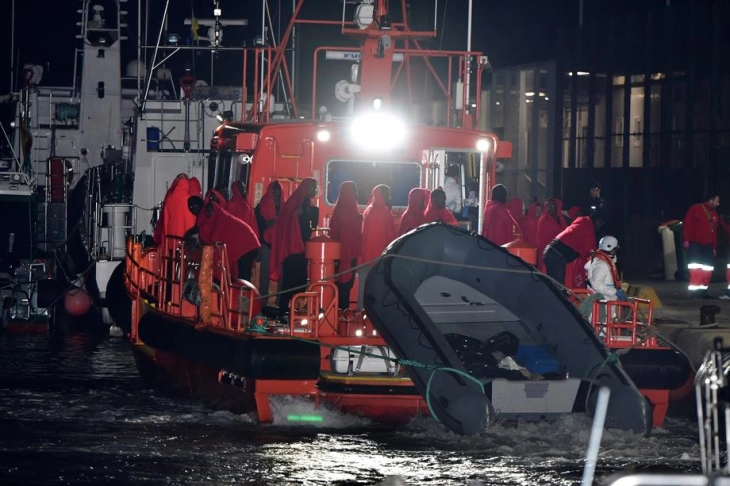 Шпанските спасувачки служби пресретнаа десет чамци со 320 мигранти