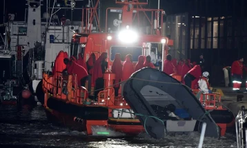 Шпанските спасувачки служби пресретнаа десет чамци со 320 мигранти
