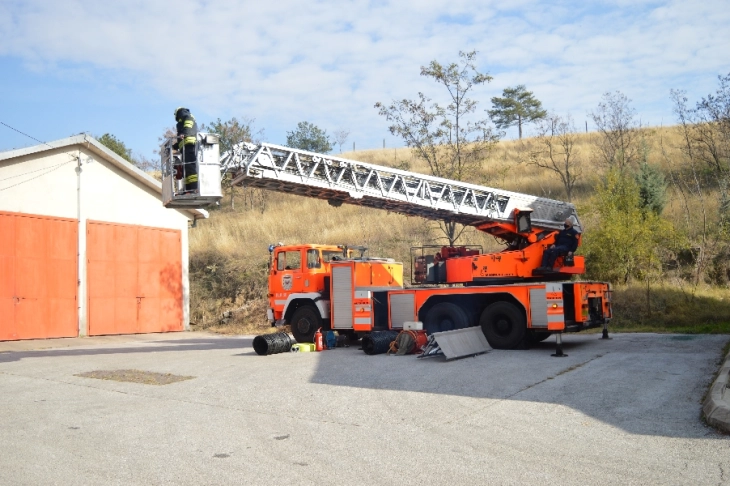 Пожарникарите од Кочани добија противпожарно возило како донација од словенечките колеги од Крањ
