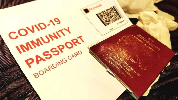 Британските власти ја разгледуваат можноста за воведување „ковид пасоши“