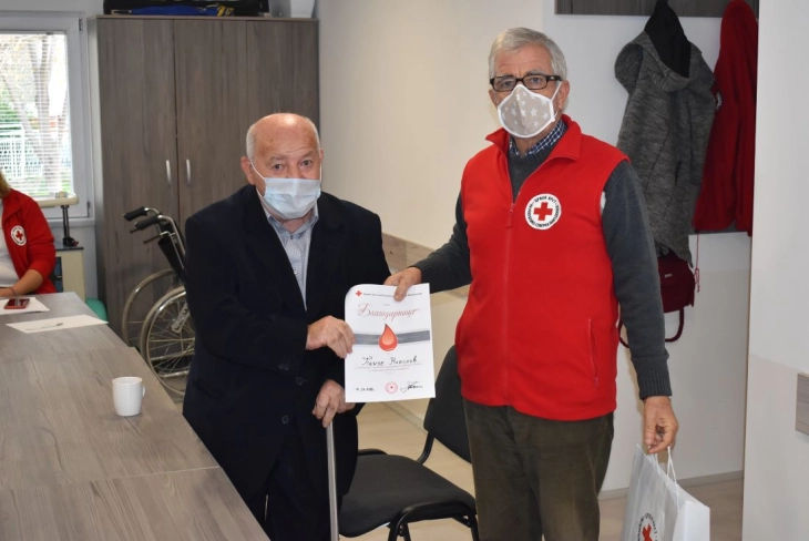 Седумдесет и шестгодишен струмичанец со бастун во рака ги мотивира младите да даруваат крв