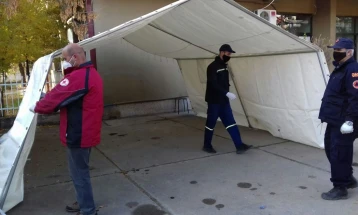Поставени шатори за пациенти пред Инфективното одделение во струмичката болница