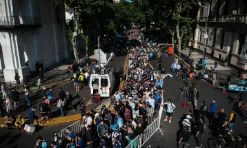Аргентинците се опростуваат од Марадона