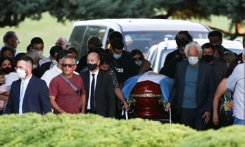 Марадона погребан покрај неговите родители во присуство на само 200 луѓе
