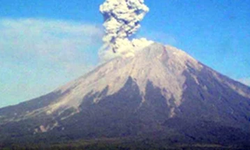 Ерупција на вулкан на островот Јава