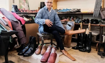 Романец направи огромни чизми заради физичко растојание
