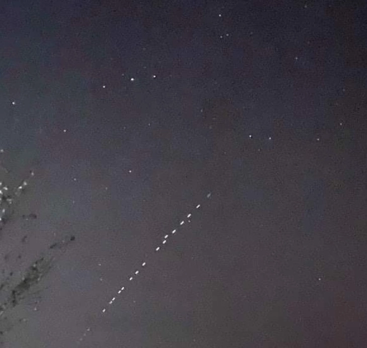 Велешани синоќа над небото ги забележаа малите сателити  „Старлинк“