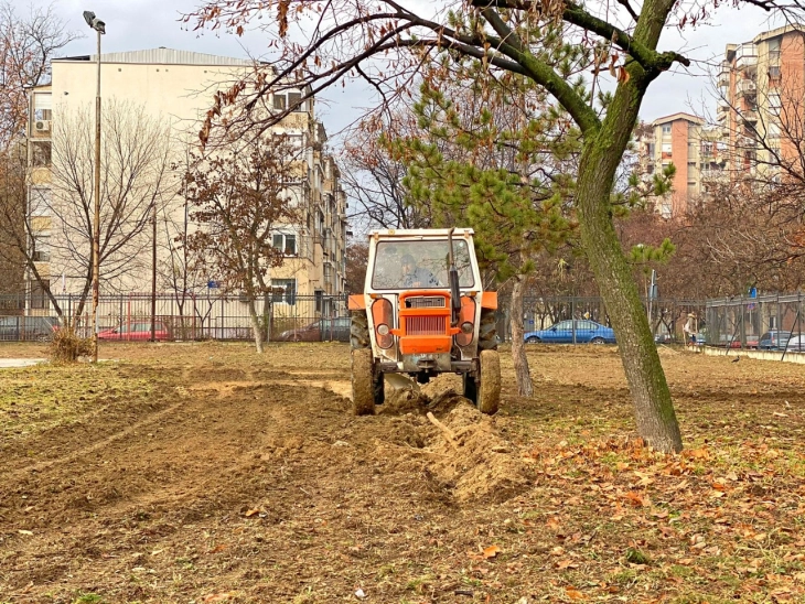 Започна раззеленувањето на дворот на ОУ „Петар Поп Арсов“ во Карпош 4